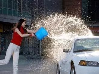 夏天這樣洗車會傷車漆，你知道嗎？